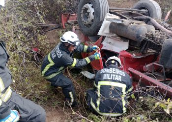 Homem morre após caminhão capotar próximo a Tucano; bombeiros do 15º GBM fizeram resgate do corpo