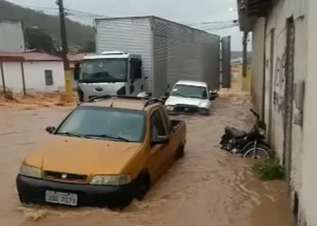 Chuva alaga ruas, interdita estradas e deixa carros ilhados na cidade de Cícero Dantas, na Bahia