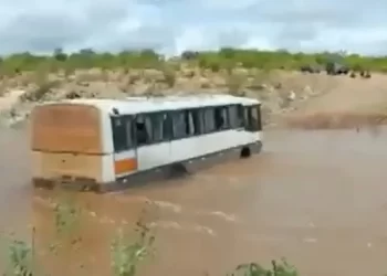 Chuvas na região: ônibus fica preso ao tentar passar por riacho em Macururé e barragens transbordam em Chorrochó