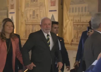 Lula diz a empresários espanhóis que Brasil será canteiro de obras