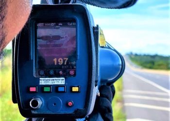 PRF flagra BMW a quase 200 km/h em rodovia federal na Bahia