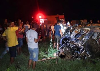 Acidente entre carro e van deixa mortos e feridos na BR-110 em Petrolândia, no Sertão de PE; uma criança está entre as vítimas