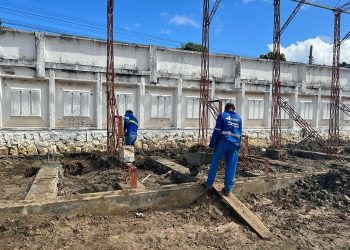 Prefeito Marcondes Francisco e equipe visitam obra de reforma do Estádio Álvaro de Carvalho