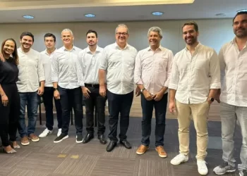 Jerônimo do PT faz visita à cúpula do PSDB durante café da manhã com Eduardo Leite; veja fotos