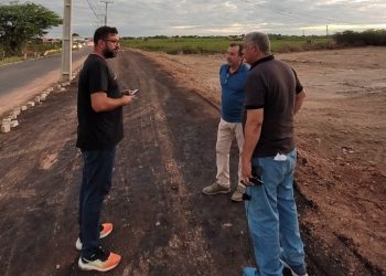 Duas águas: pista para pedestres e ciclistas começa a receber camadas de asfalto e Marcondes acompanha serviço