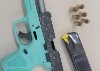 Pai do suspeito de matar Mônica Cavalcante entrega pistola à Polícia Civil; arma será periciada para saber se foi a usada no crime