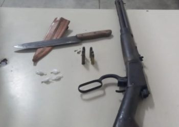 Homem é preso por porte ilegal de arma de fogo, ameaça e cárcere privado em Glória-BA