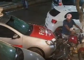 Vídeo flagra momento em que moto de radialista é furtada durante o São João de Jeremoabo-BA (ASSISTA)