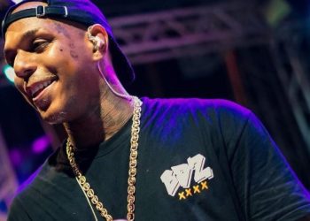 Oh Polêmico desmaia após show e é levado para hospital na Bahia