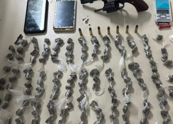 PM prende dupla por porte ilegal de arma de fogo e suspeita de tráfico em Paulo Afonso