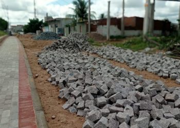 Vereador Gilmário Marinho vistoria a obra de pavimentação e urbanização em paralelepípedo na BA-210