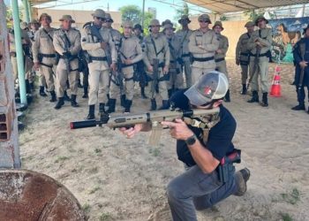 Instrutores da RONDESP treinam agentes de segurança de Paulo Afonso sobre combate urbano