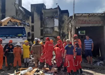 Corpos de mãe e dois filhos são encontrados abraçados em cama; sobe para 14 número de mortos em desabamento de prédio em PE