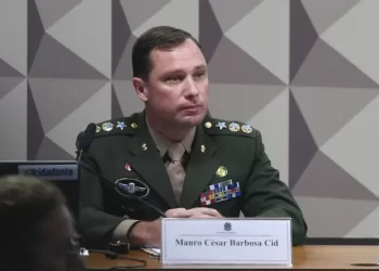 Mauro Cid vai confessar que Bolsonaro mandou vender joias e recebeu dinheiro vivo, diz advogado