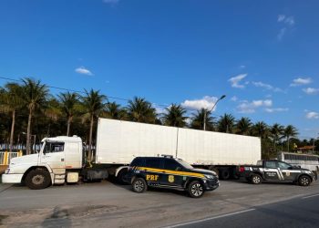 Em Ribeira do Pombal (BA), PRF apreende carga de produtos falsificados