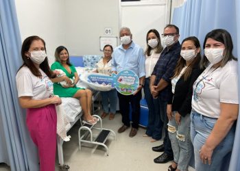 Semana do Bebê: primeira criança nascida recebe kit e chave da cidade