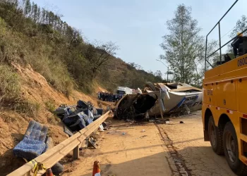 Ônibus com torcedores do Corinthians capota e deixa vários mortos na Grande BH