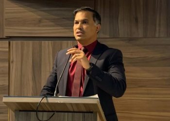 “Usufrui de um salário altíssimo com a estrutura da prefeitura para fazer propaganda pessoal”, diz Marconi sobre gestor