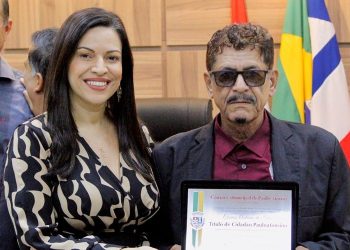 Tony César se emociona ao receber Título de Cidadão Pauloafonsino de Evinha; homenagem se estendeu aos profissionais do Rádio