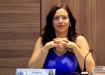 “Chegou o momento de a Câmara se posicionar sobre quem é o prefeito”, cobra Evinha