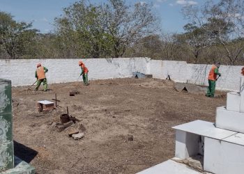Com aproximação do Dia de Finados, prefeitura de Paulo Afonso realiza limpeza nos cemitérios municipais 