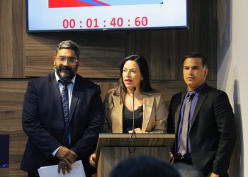 Ao lado da bancada, Evinha anuncia suspensão do salário de LD ‘em 24 horas’ de acordo com a Justiça