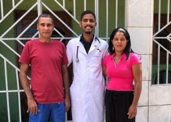 Filho de cortador de cana  se forma médico e ‘aposenta’ o pai em Alagoas: ‘Retribuição’