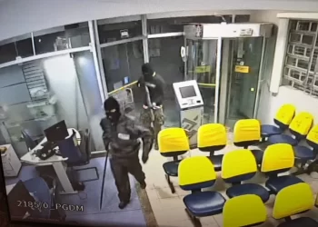 Criminosos explodem caixa eletrônico de agência bancária em MG; suspeitos já agiram em Paulo Afonso e Delmiro