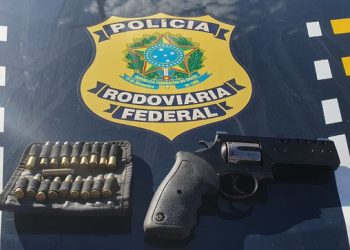 PRF prende homem em Hilux por porte ilegal de arma de fogo e munições em Jeremoabo (BA)