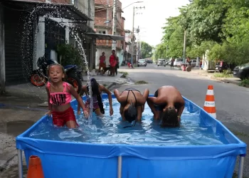 Rio tem calor recorde e sensação térmica beira os 60°C nesta sexta