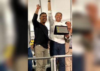 Marconi Daniel entrega ao Governador Jerônimo título de cidadão pauloafonsino em reconhecimento às suas contribuições na Educação