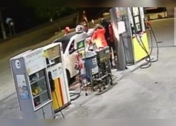 VÍDEO: Dupla armada assalta posto de combustíveis em Paulo Afonso; frentista leva tapa na cabeça