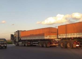 Fiscalização em Paulo Afonso (BA) resulta na retenção de dois caminhões com 100 toneladas de excesso de peso