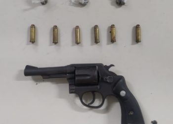 Em Paulo Afonso, policiais prendem homem por posse ilegal de arma e drogas