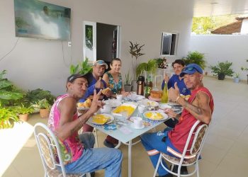 Moradora prepara mesa com café da manhã reforçado para garis em Paulo Afonso
