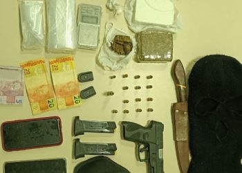 Pistola 9mm, munições, cocaína e maconha são apreendidas com indivíduos dentro de residência em Paulo Afonso