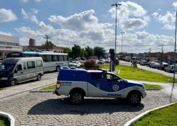 Homem descontrolado é preso por agredir motorista de aplicativo e desacatar policiais em Paulo Afonso