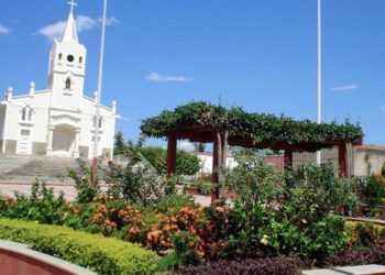 Prefeitura de Adustina-BA oferta 27 vagas entre concurso público e processo seletivo; salários entre R$ 1.412 a R$ 10 mil