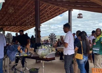 Deitada em maca, mãe sobrevivente acompanha velório da filha de 14 anos em acidente com mais de 20 mortos na Bahia