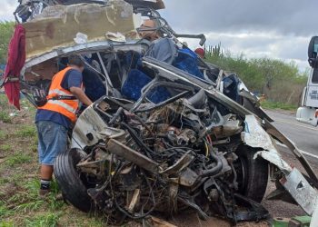 TRAGÉDIA – Batida entre caminhão e ônibus de turismo deixa 25 pessoas mortas e cinco feridas no norte da Bahia