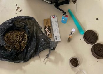 Policiais encontram maconha dentro do baú de moto e detém indivíduos por posse de drogas em Paulo Afonso