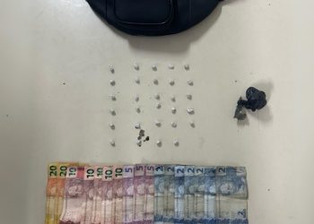 Ação policial resulta na apreensão de 29 pedras de crack entre bancas de feira em Paulo Afonso