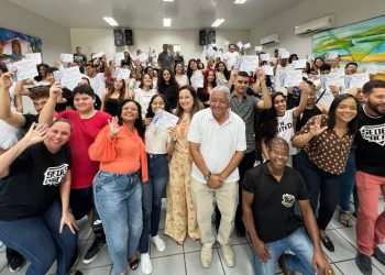 Mais 70 jovens recebem certificados do Programa Inglês no Meu Bairro  