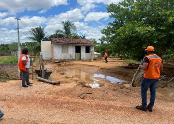 Equipes da Sudec e Defesa Civil visitam povoados atingidos pelas fortes chuvas em Paulo Afonso para vistoria e levantamento de dados