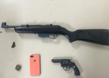 Carabina semi-automática, revólver calibre .32 e drogas são apreendidos em Paulo Afonso