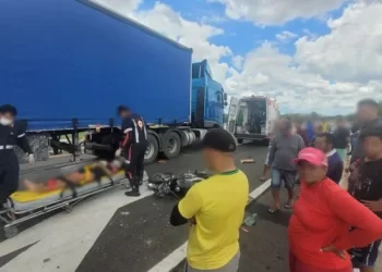 Acidente entre moto e carreta deixa três vítimas com graves ferimentos na BR-110 em Petrolândia, no Sertão de PE