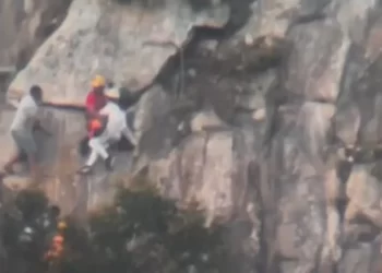 Mulher de 61 anos é resgatada por Bombeiros após ficar presa em penhasco na Serra da Onça em Mata Grande-AL [VÍDEO]