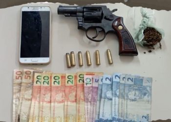 Polícia apreende arma de fogo, droga e dinheiro no Bairro Centenário em Paulo Afonso