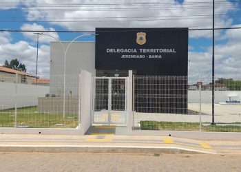 Adolescente de 12 anos aciona polícia após padrasto ameaçar sua mãe e destruir objetos da casa em Jeremoabo-BA