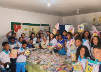 Prefeitura de Glória-BA distribui 3000 kits escolares para alunos da rede municipal